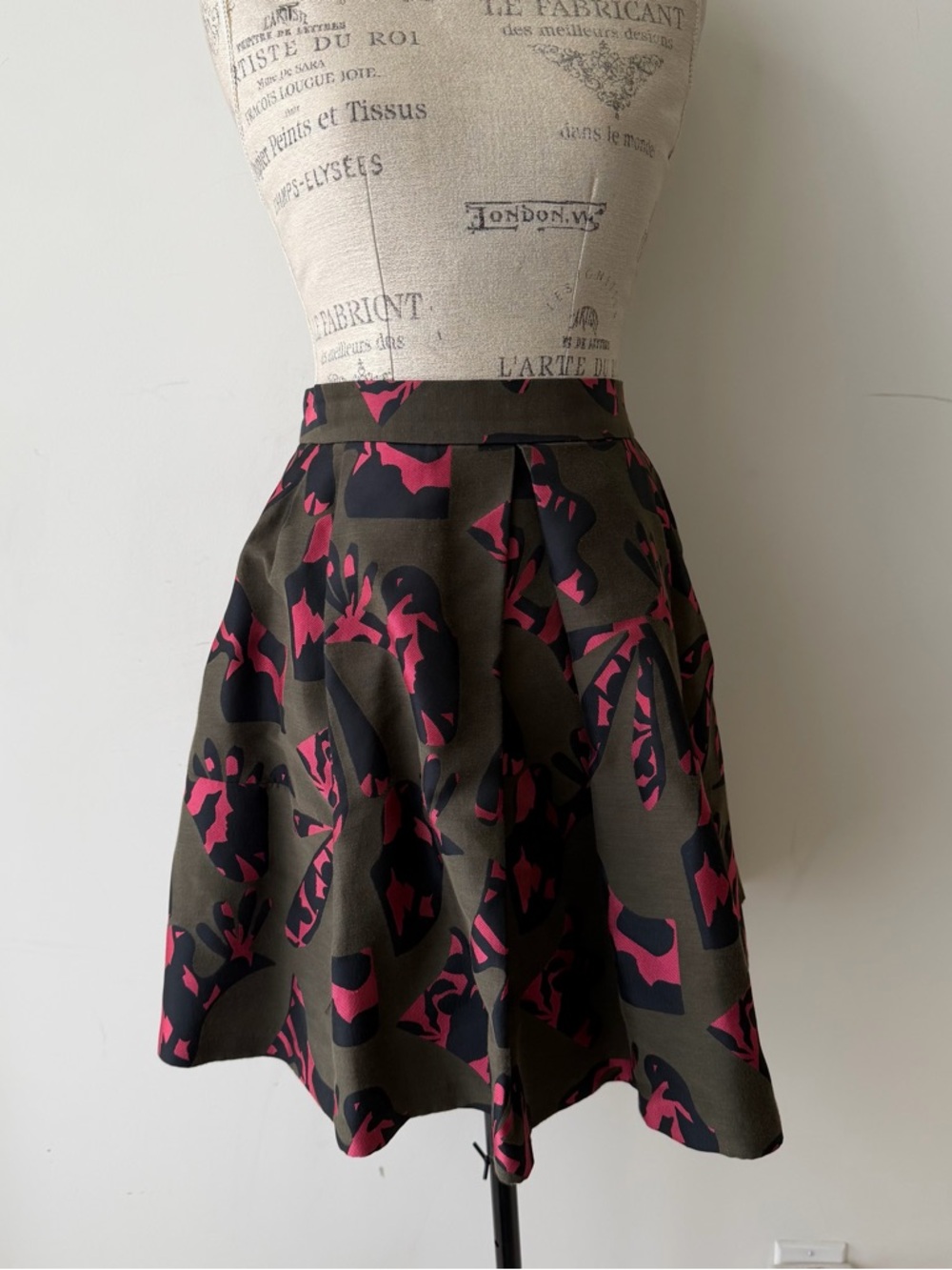 Banana Republic Camo Pleated Mini Skirt – Size 14